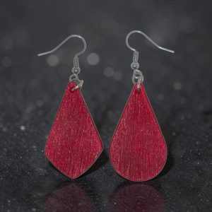 Boucle d'oreille forme larme en cuir teinture rouge, finition griffée, vue de face, suspendue à une boucle argentée, fond noir design