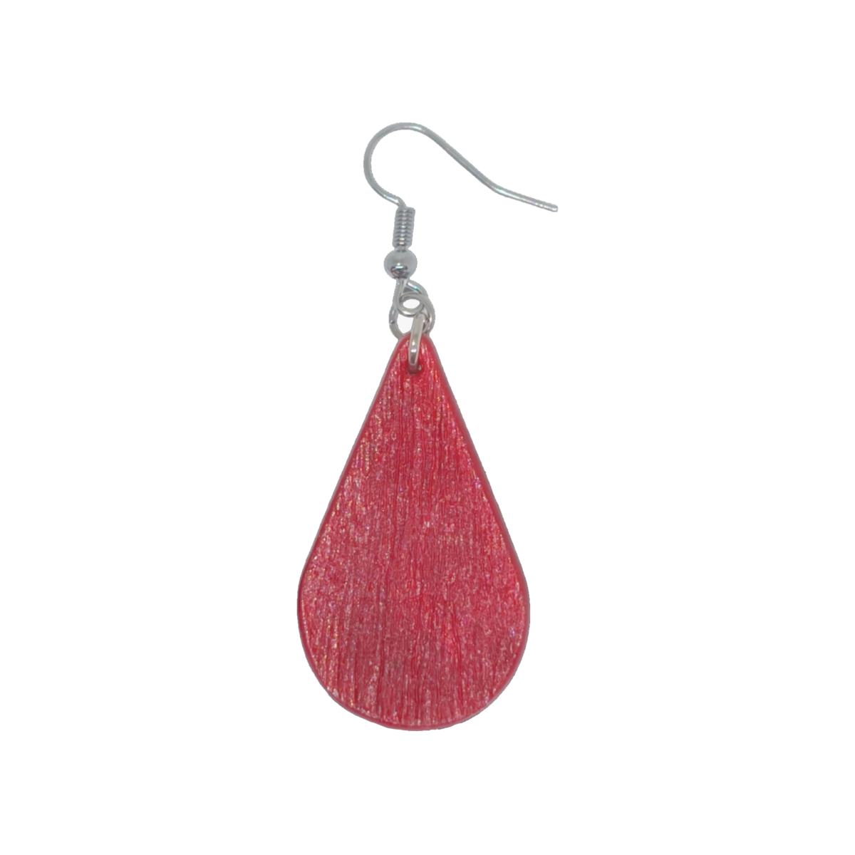 Boucle d'oreille forme larme en cuir teinture rouge, finition griffée, vue de face, suspendue à une boucle argentée, fond blanc, côté goutte d'eau