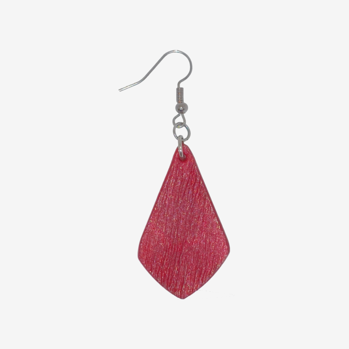 Boucle d'oreille forme larme en cuir teinture rouge, finition griffée, vue de face, suspendue à une boucle argentée, fond blanc, côté larme