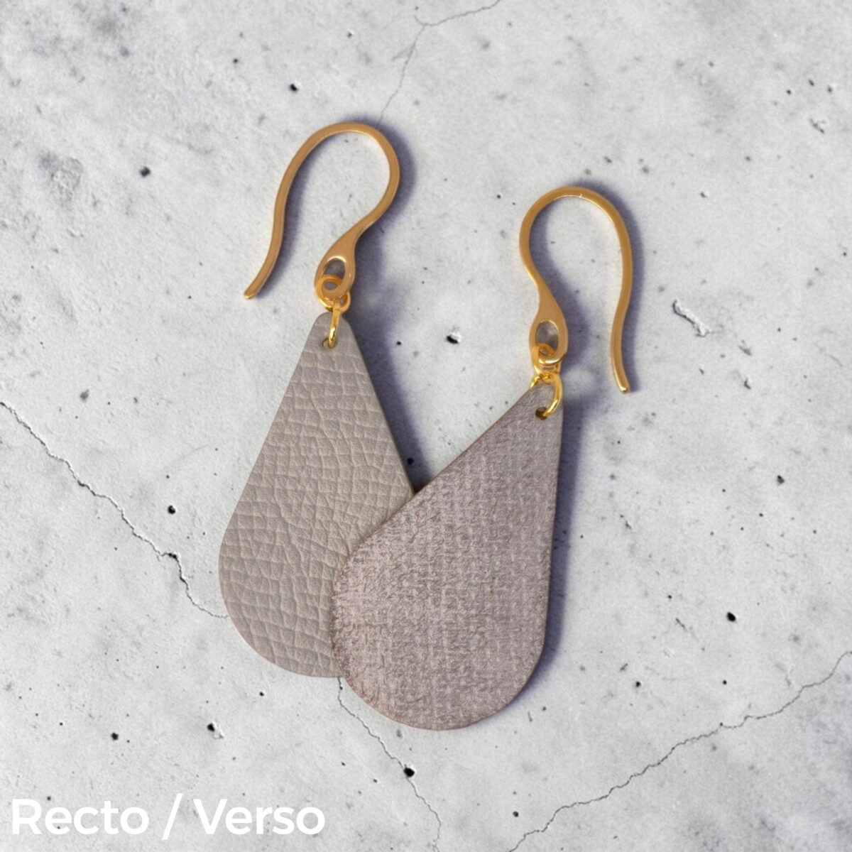 Boucles d'oreilles forme goutte d'eau en cuir gris, texture grainée, vues recto - verso se chevauchant, suspendues à des boucles dorées