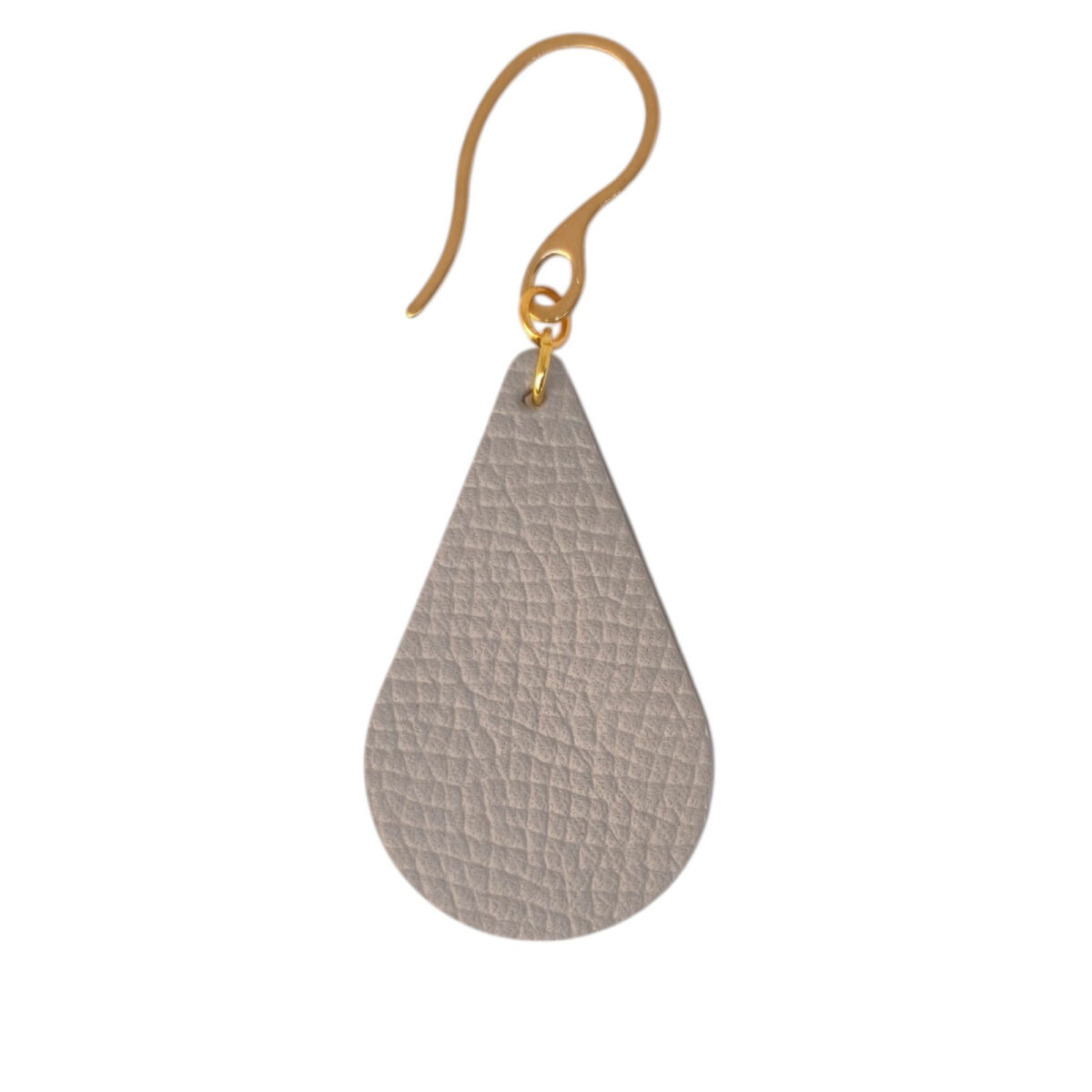 Boucle d'oreille forme goutte d'eau en cuir gris, texture grainée, vue de face, suspendue à une boucle dorée, fond blanc