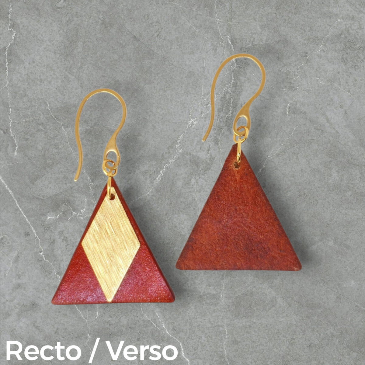 Boucles d'oreilles forme triangulaire en cuir teinture cognac, finition lisse et pendants losange dorés brossés vues recto - verso, suspendues à des boucles dorées
