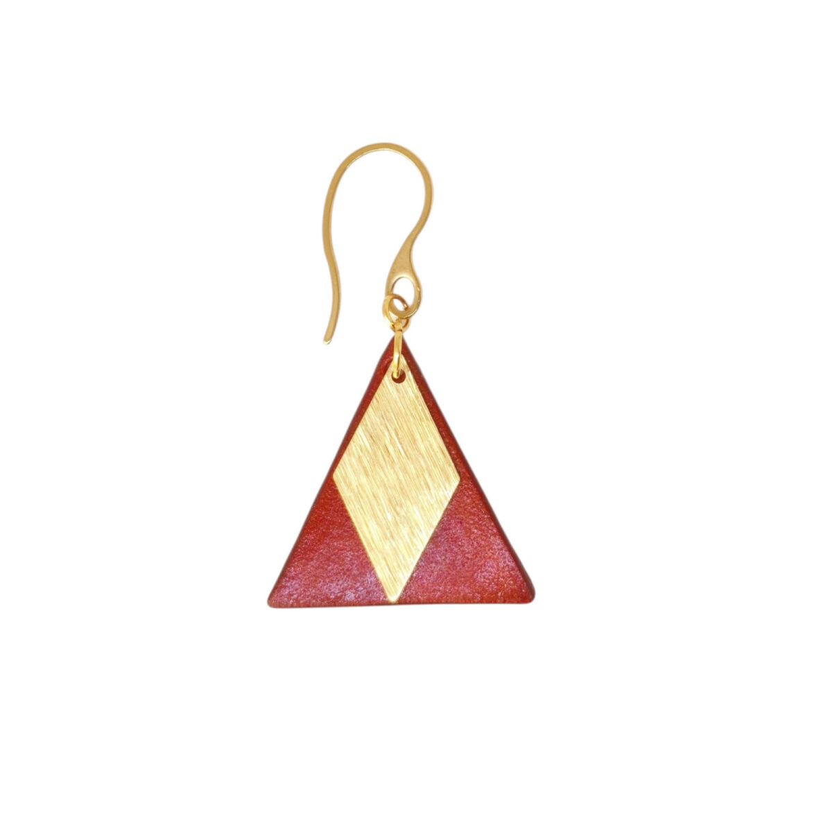 Boucle d'oreille forme triangulaire en cuir teinture cognac, finition lisse et pendant losange doré brossé, vue de face, suspendue à une boucle dorée, fond blanc