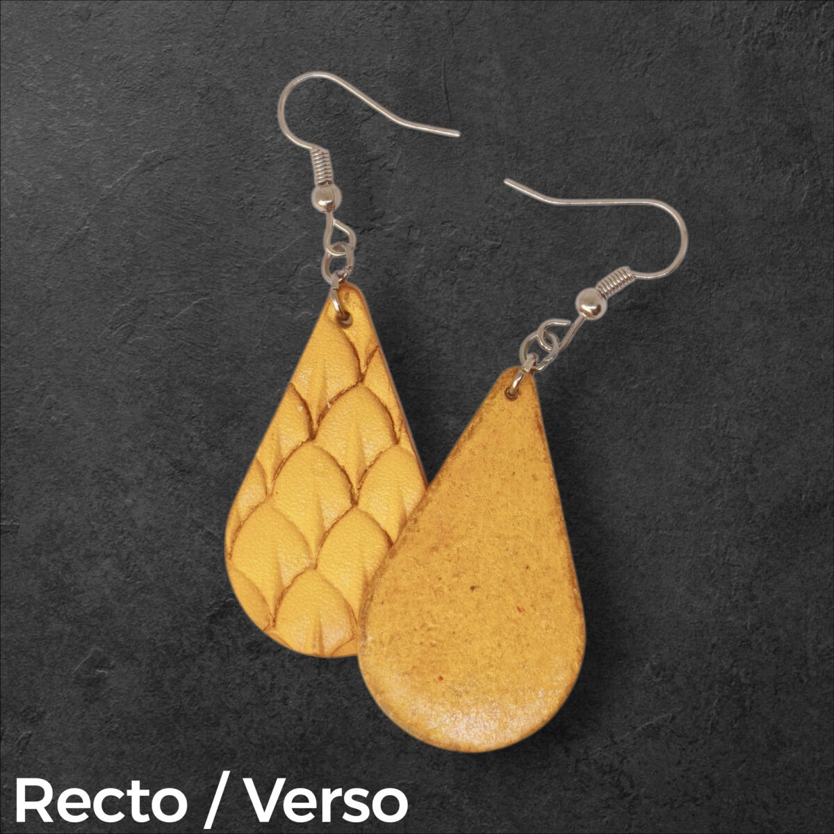 Boucles d'oreilles forme goutte d'eau en cuir teinture jaune, estampages au matoir écailles de poisson, vues recto - verso se chevauchant, suspendues à des boucles argentées