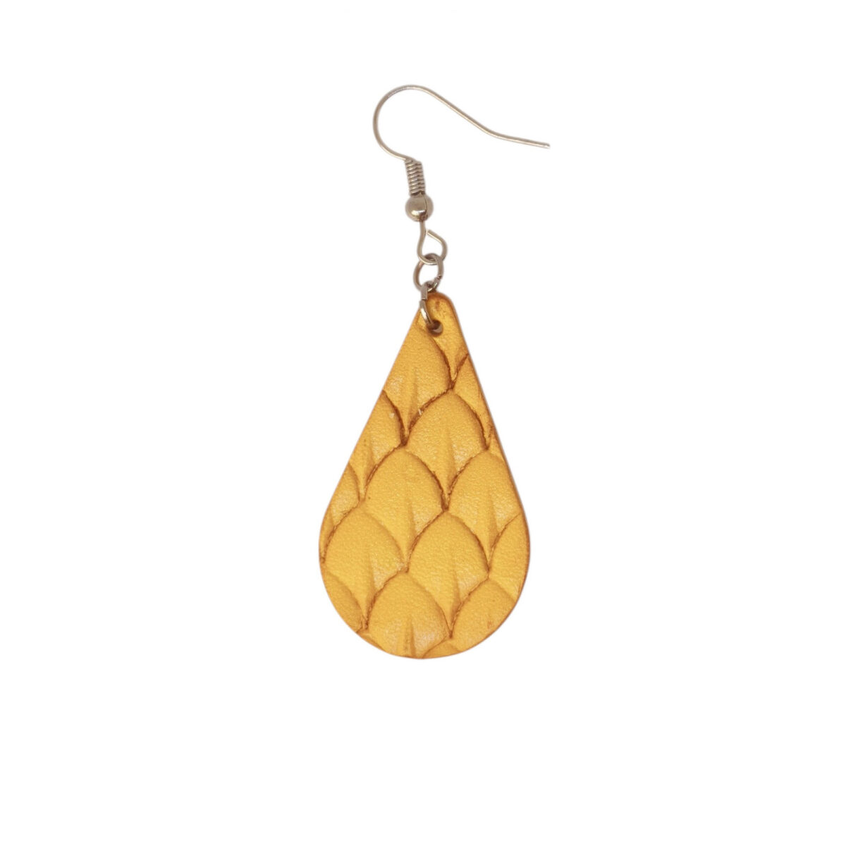 Boucle d'oreille forme goutte d'eau en cuir teinture jaune, estampage au matoir écailles de poisson, vue de face, suspendue à une boucle argentée, fond blanc