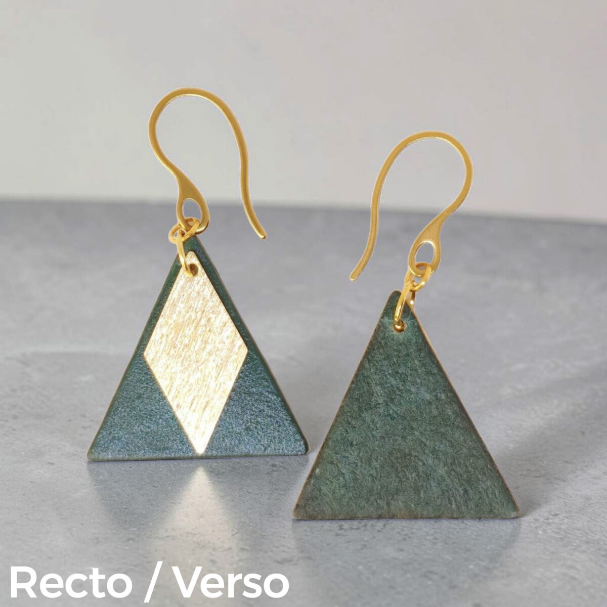 Boucles d'oreilles forme triangulaire en cuir teinture vert sombre, finition lisse et pendants losange dorés brossés vues recto - verso, suspendues à des boucles dorées