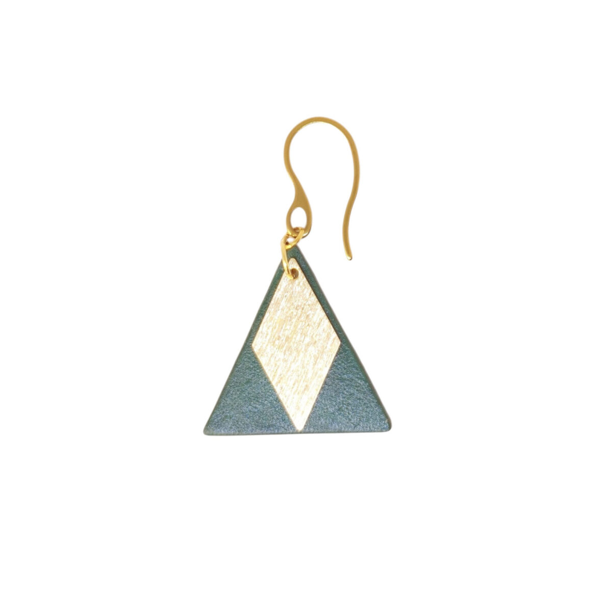 Boucle d'oreille forme triangulaire en cuir teinture vert sombre, finition lisse et pendant losange doré brossé, vue de face, suspendue à une boucle dorée, fond blanc