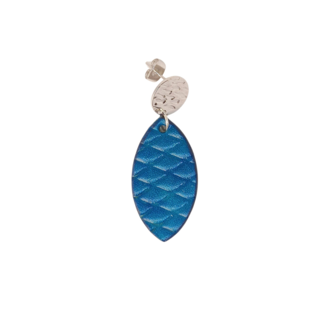 Boucle d'oreille forme poisson en cuir teinture bleu, texturage poisson large, vue de face, suspendue à une boucle argentée, fond blanc