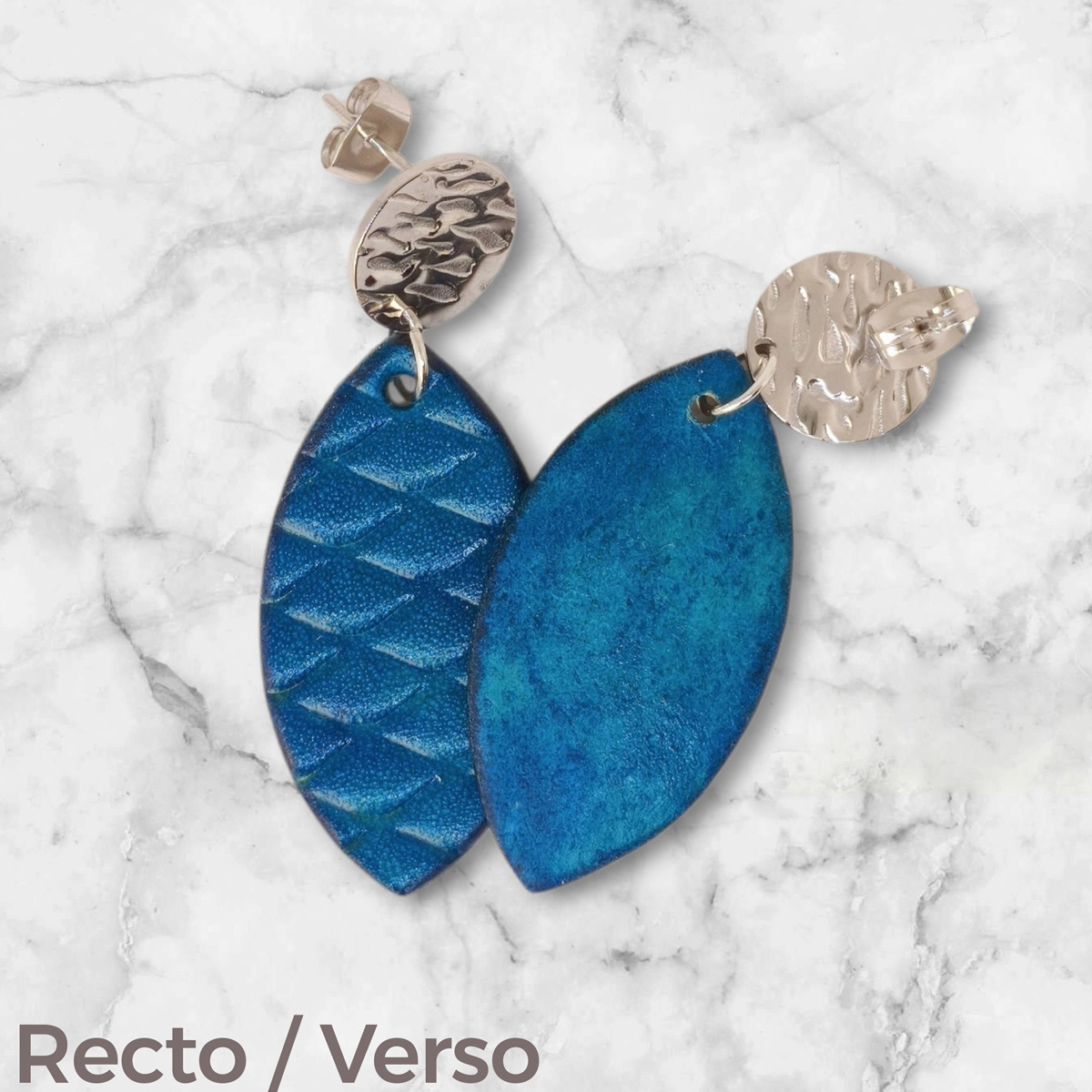 Boucles d'oreilles forme poisson en cuir teinture bleu, texturage poisson large, vues recto - verso se chevauchant, suspendues à des boucles argentées