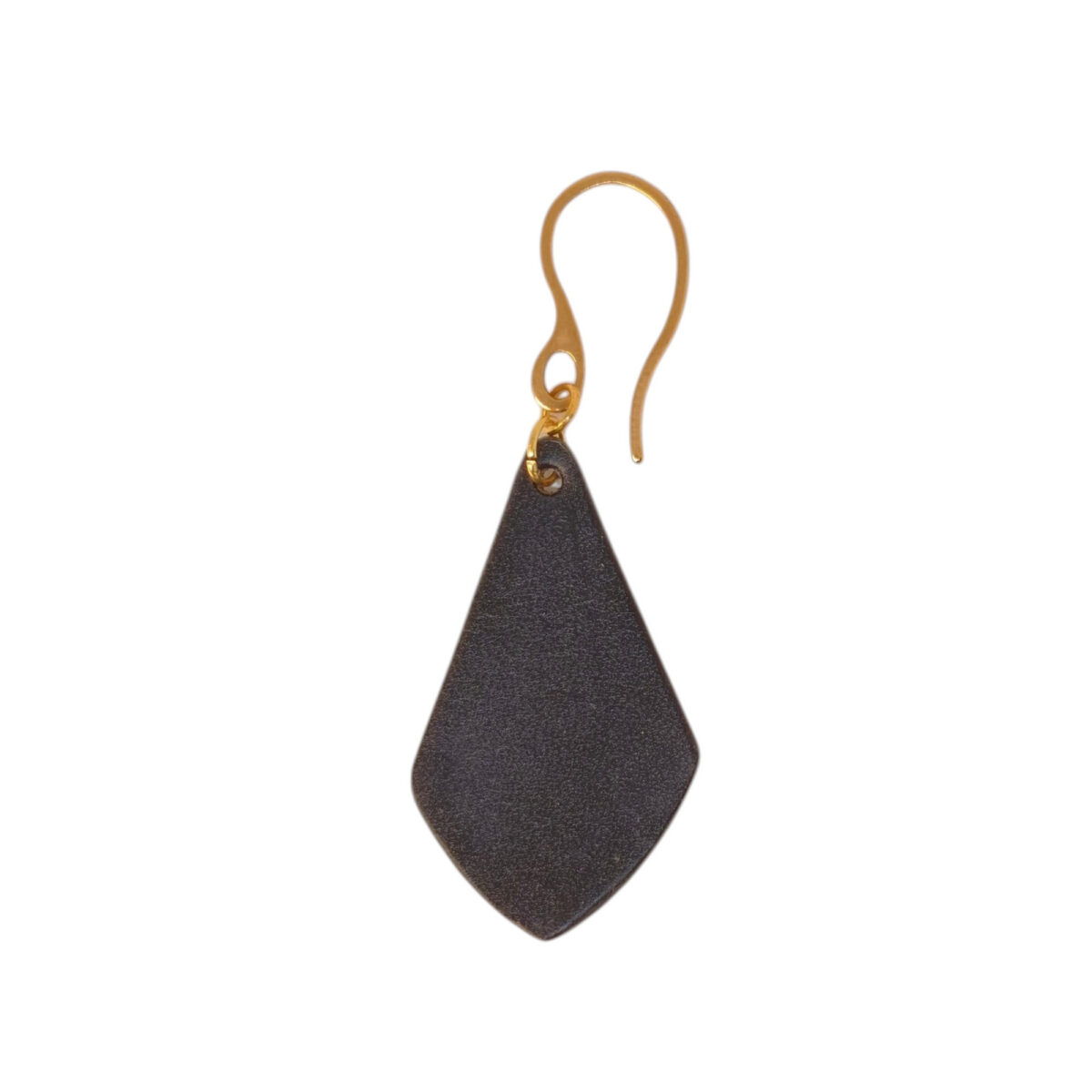 Boucle d'oreille forme larme en cuir teinture noir charbon, finition lisse, vue de face, suspendue à une boucle dorée, fond blanc
