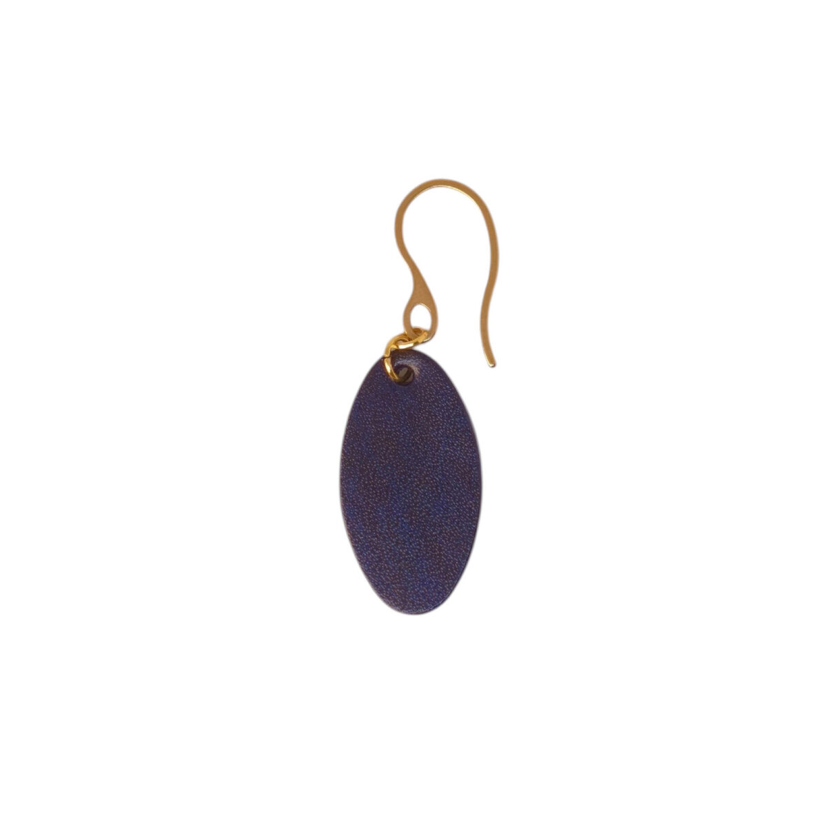 Boucle d'oreille ovale en cuir sauvage bleu, finition aniline, vue de face, suspendue à une boucle dorée, fond blanc