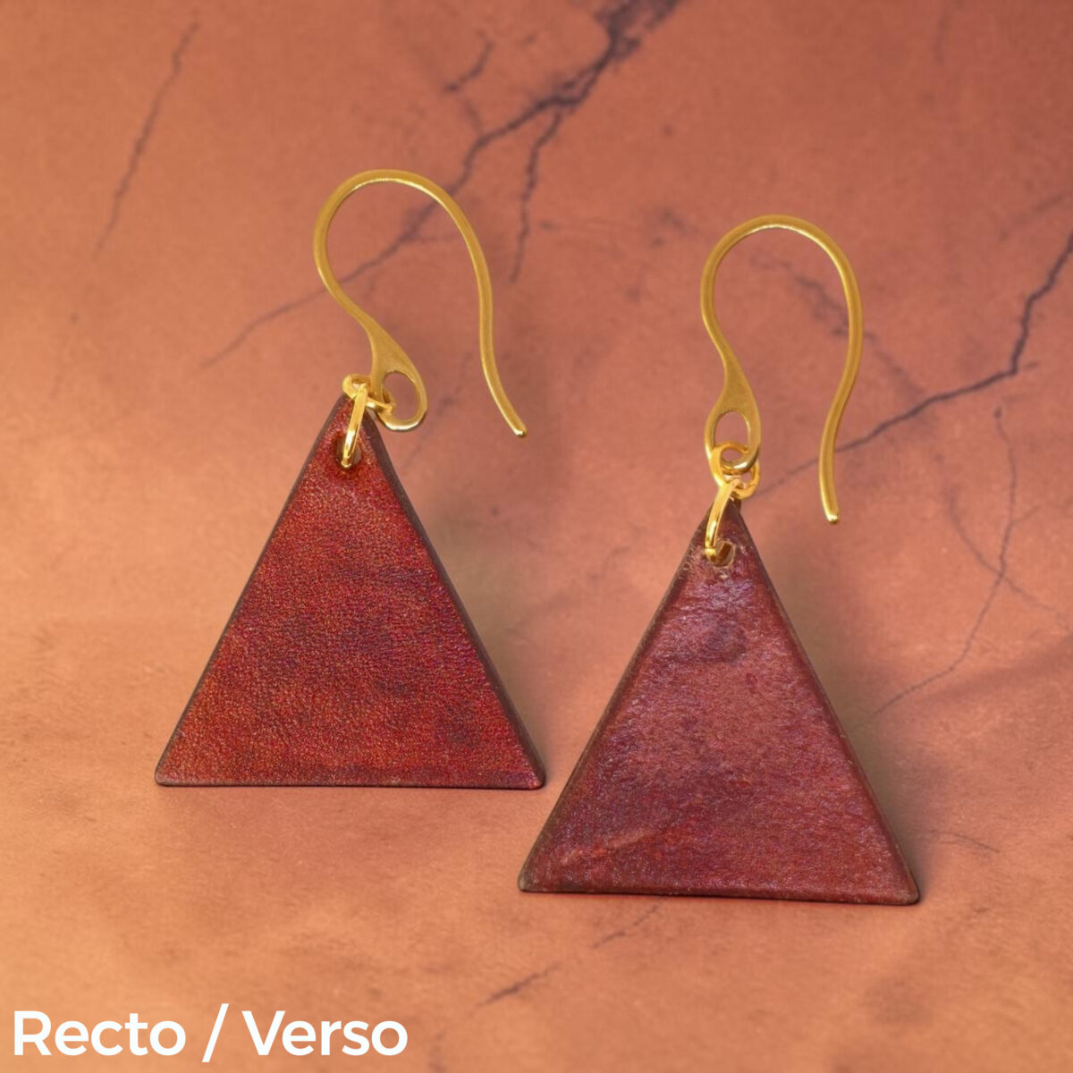 Boucles d'oreilles forme triangulaire en cuir teinture cognac, finition lisse, vues recto - verso, suspendues à des boucles dorées