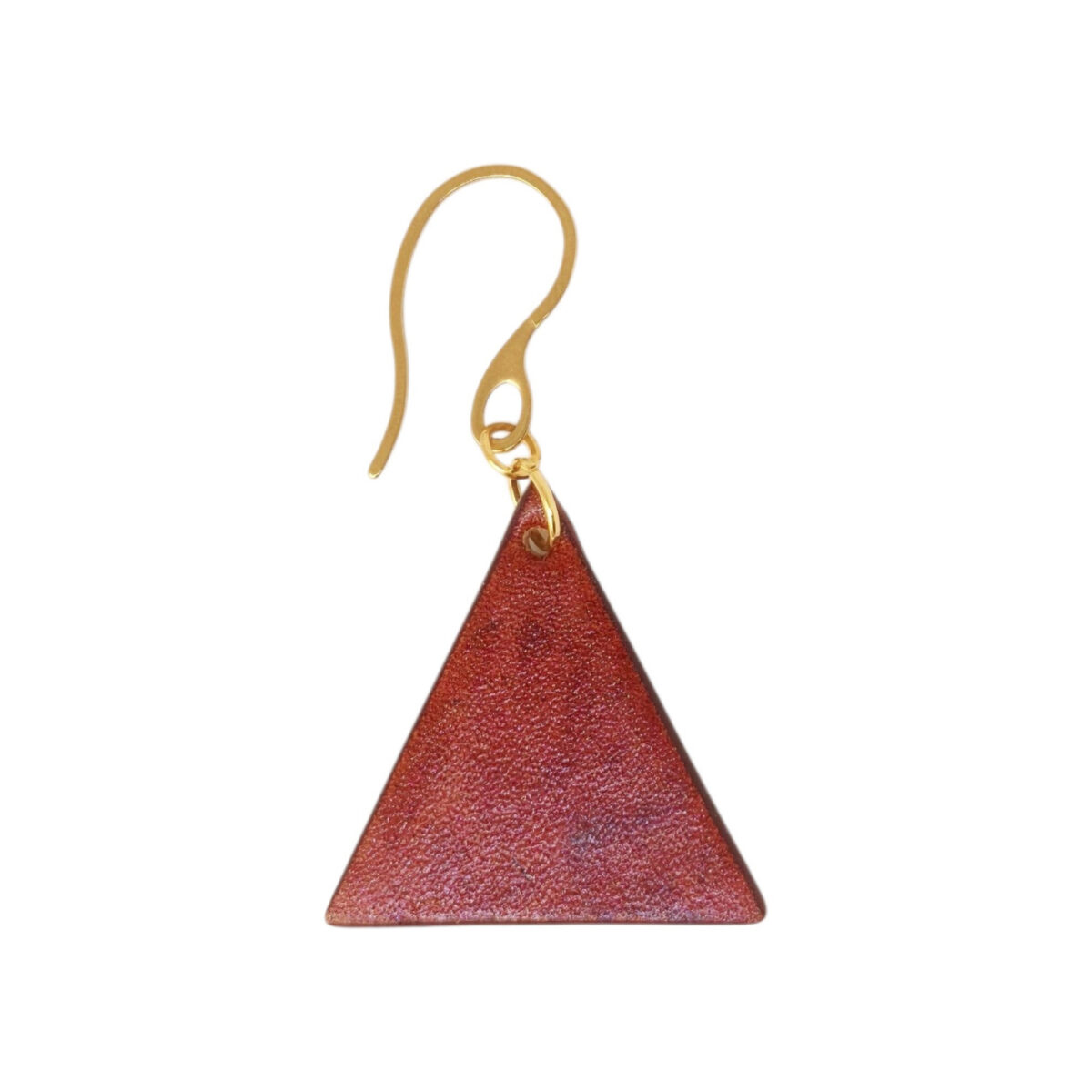 Boucle d'oreille forme triangulaire en cuir teinture cognac, finition lisse, vue de face, suspendue à une boucle dorée, fond blanc