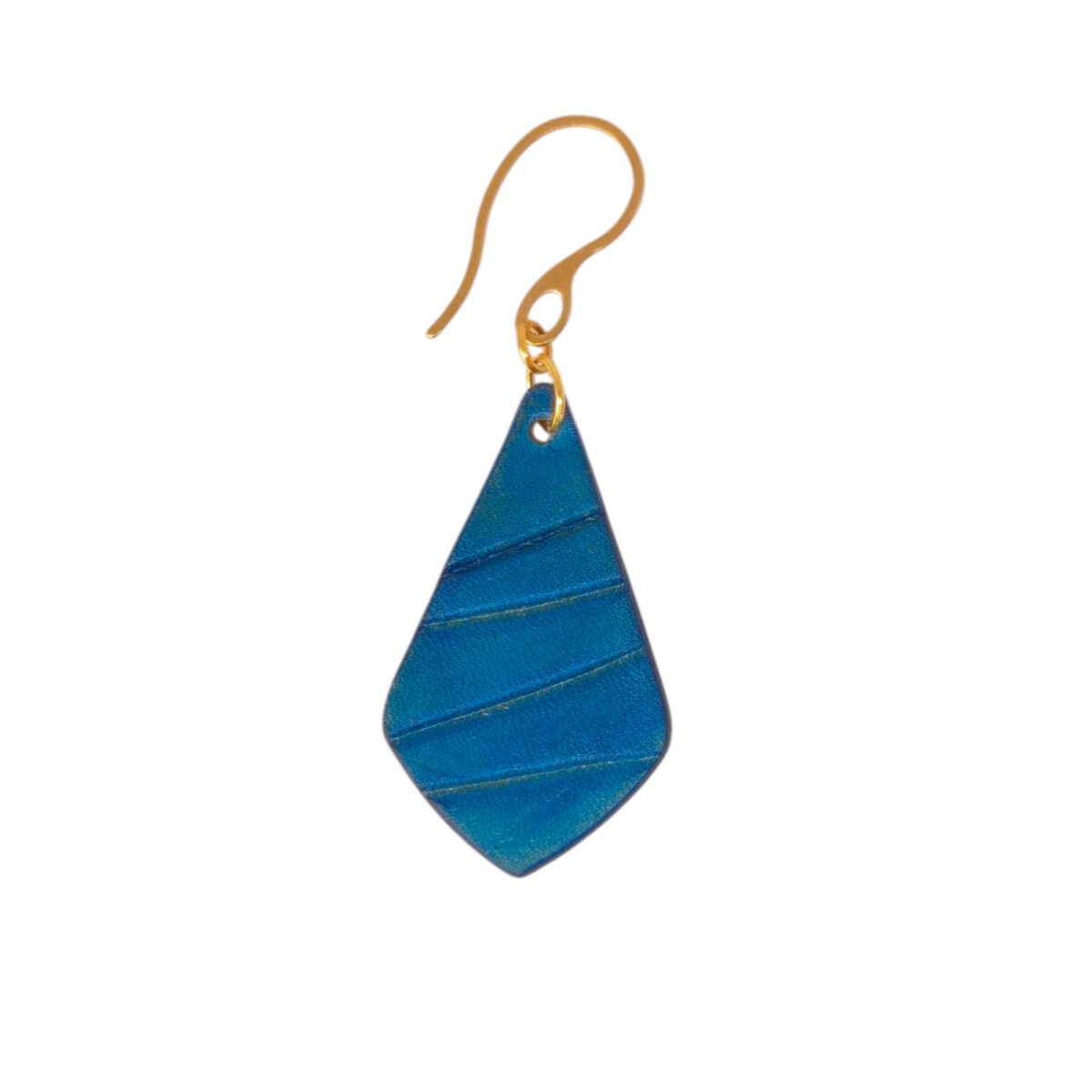 Boucle d'oreille forme larme en cuir teinté bleu, finition galet, vue de face, suspendue à une boucle dorée, fond blanc