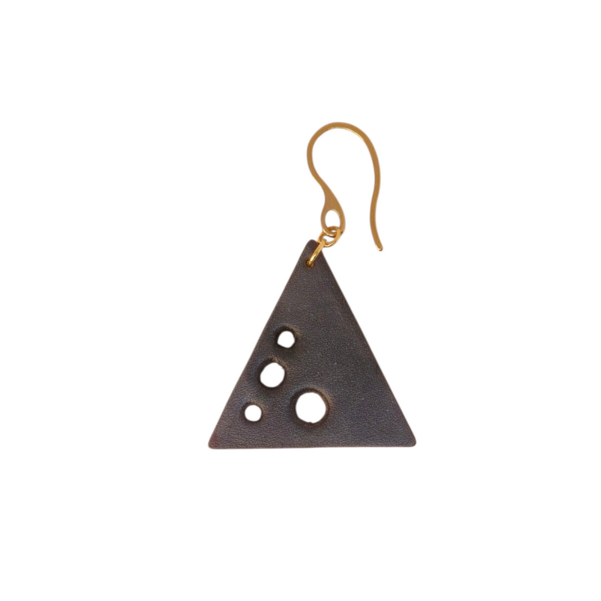 Boucle d'oreille forme triangulaire en cuir teinture noire, finition lisse et ses trous, vue de face, suspendue à une boucle dorée, fond blanc