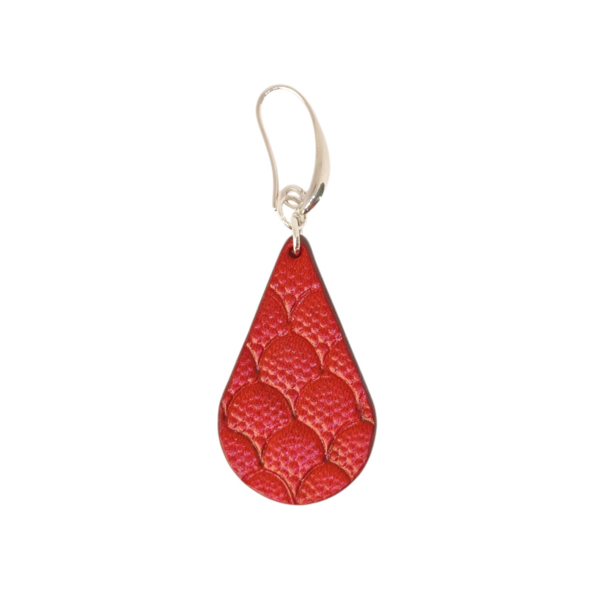 Boucle d'oreille forme goutte d'eau en cuir teinture rouge, estampage au matoir écailles de dragon, vue de face, suspendue à une boucle argentée, fond blanc