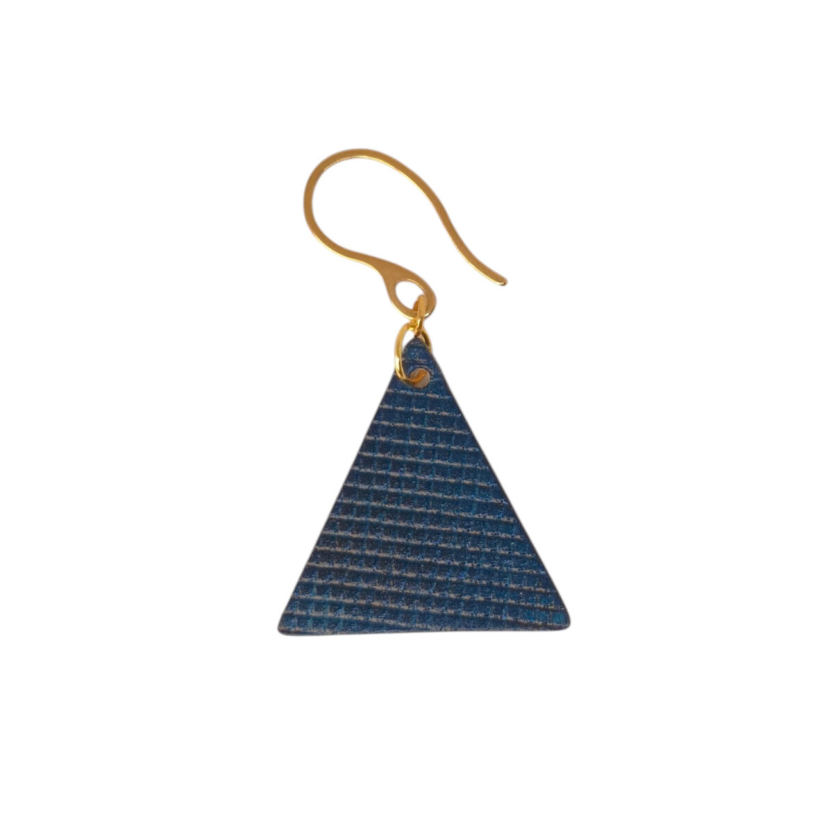 Boucle d'oreille forme triangulaire en cuir teinture bleue, texturage quadrillage, vue de face, suspendue à une boucle dorée, fond blanc