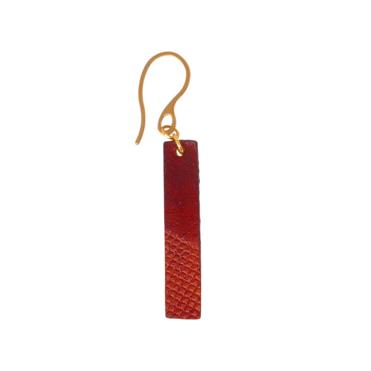 Boucle d'oreille rectangulaire en cuir teinté cognac et acajou, finition mi-lisse mi-quadrillage, vue de face, suspendue à une boucle dorée, fond blanc