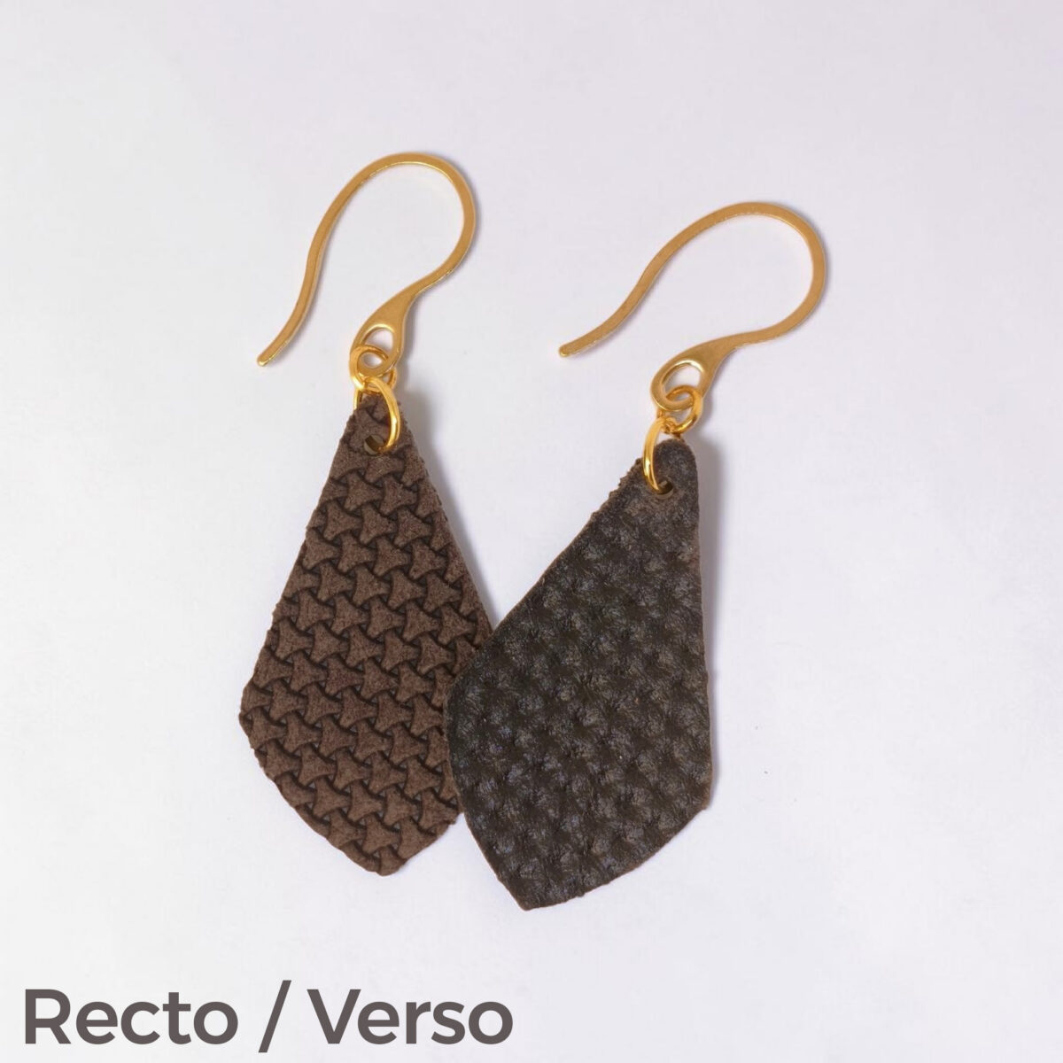 Boucles d'oreilles forme larme en cuir texturé, vues recto / verso se chevauchant, suspendues à des boucles dorées, fond blanc