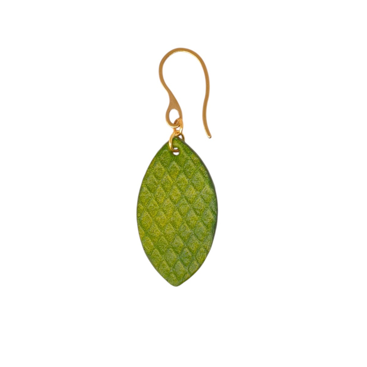 Boucles d'oreilles forme poisson en cuir teinture vert forêt, texturage gros quadrillage, vues de face, suspendues à des boucles dorées sur fond blanc