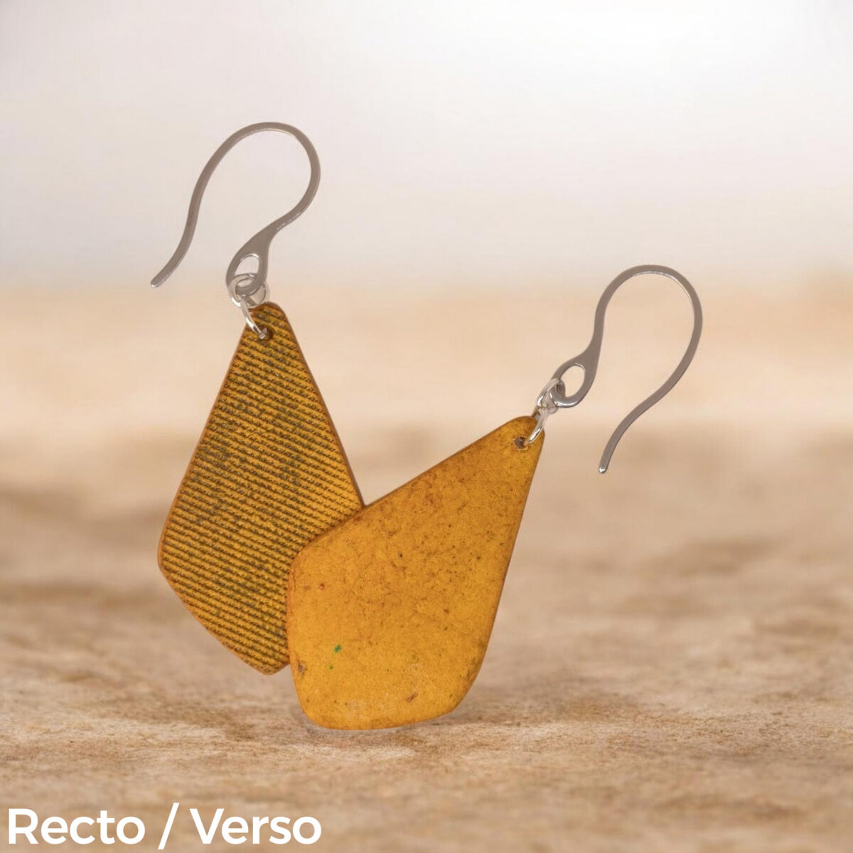 Boucles d'oreilles forme larme en cuir teinture jaune, finition lime vieillie, vues recto - verso se chevauchant, suspendues à des boucles argentées