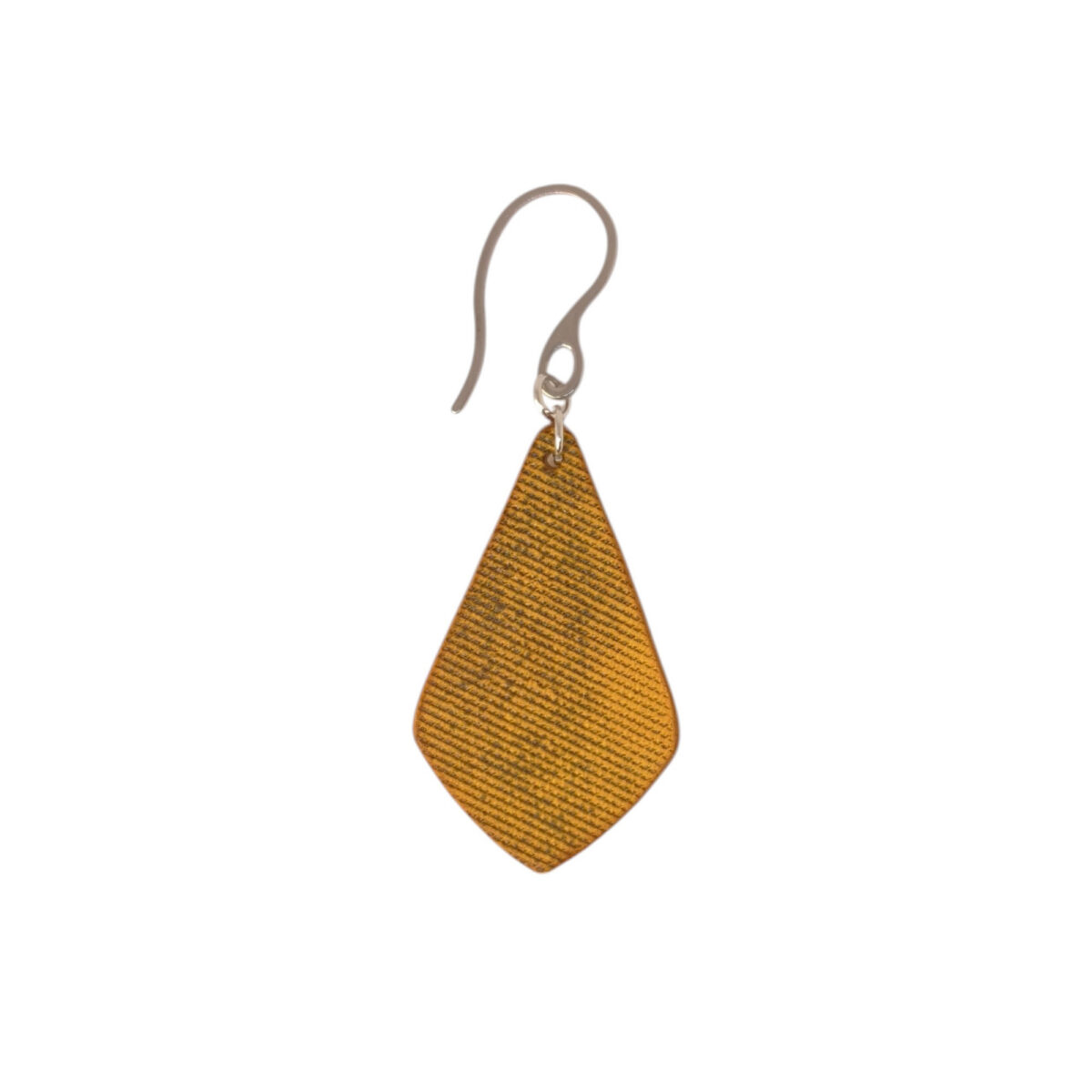 Boucle d'oreille forme larme en cuir teinture jaune, finition lime vieillie, vue de face, suspendue à une boucle argentée, fond blanc