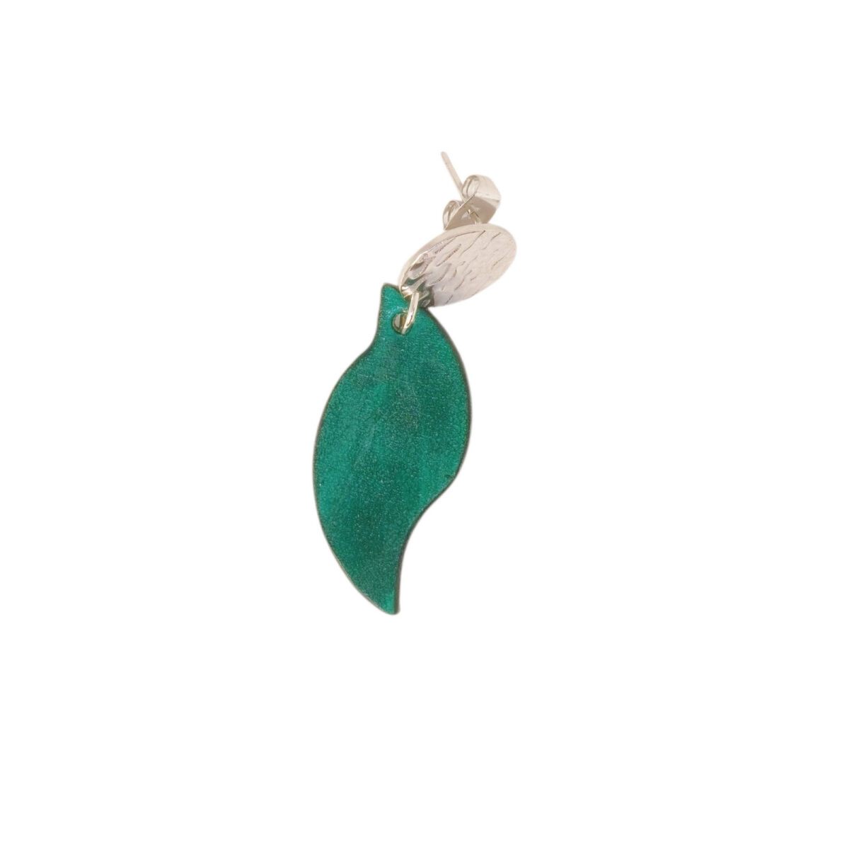 Boucle d'oreille forme feuille asymétrique en cuir teinté vert d'eau, finition lisse, vue de face, suspendue à une boucle argentée, fond blanc