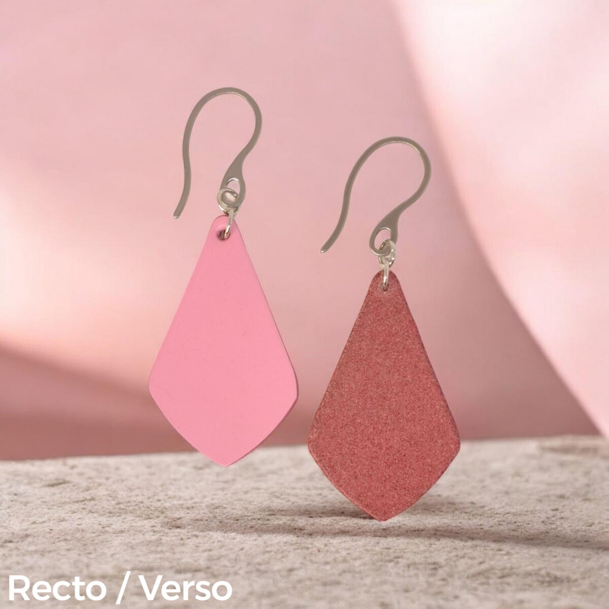 Boucles d'oreilles forme larme en cuir rose, finition lisse, vues recto - verso, suspendues à des boucles argentées