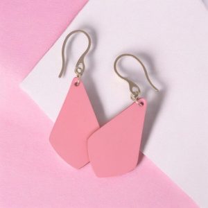 Boucles d'oreilles forme larme en cuir rose, finition lisse, vues de face se chevauchant, suspendues à des boucles argentées