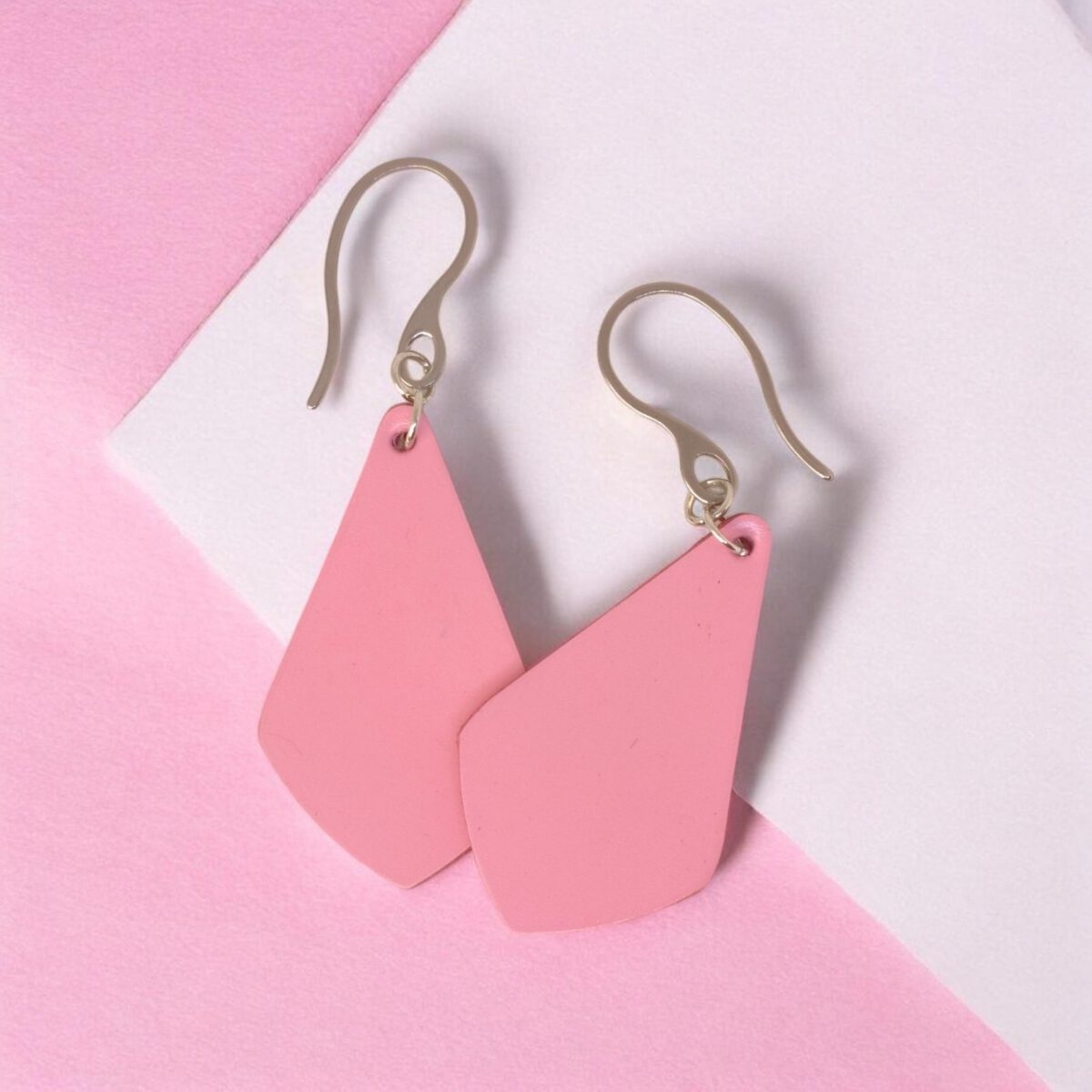 Boucles d'oreilles forme larme en cuir rose, finition lisse, vues de face se chevauchant, suspendues à des boucles argentées