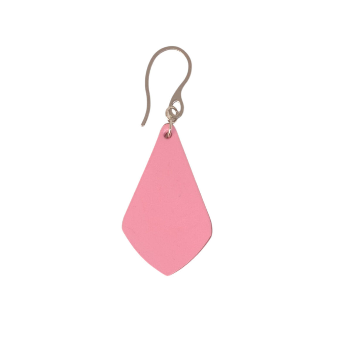 Boucle d'oreille forme larme en cuir rose, finition lisse, vue de face, suspendue à une boucle argentée, fond blanc
