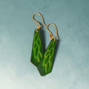 Boucles d'oreilles cravates en cuir teinté vert forêt, estampage feuille longue, vues de face se chevauchant, suspendues à des boucles dorées