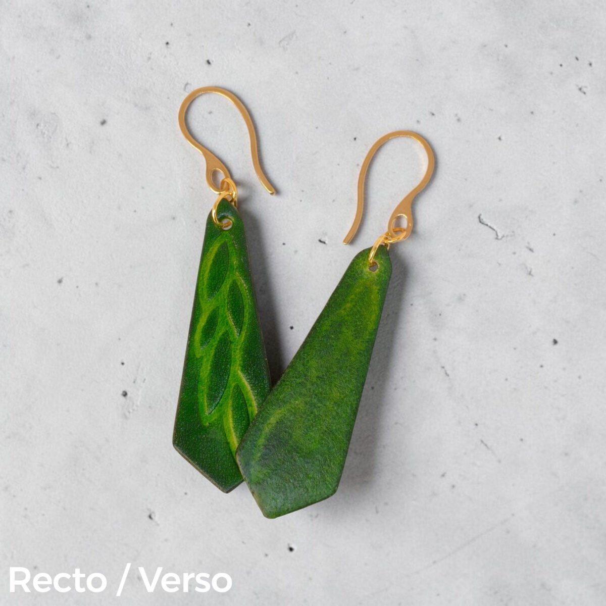 Boucles d'oreilles cravates en cuir teinté vert forêt, estampage feuille longue, vues recto - verso se chevauchant, suspendues à des boucles dorées