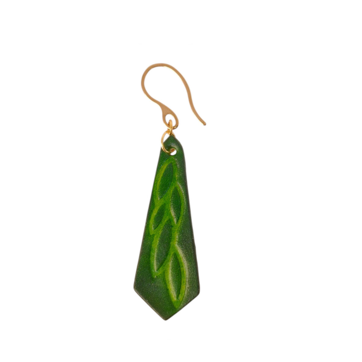 Boucle d'oreille cravate en cuir teinté vert forêt, estampage feuille longue, vue de face, suspendue à une boucle dorée, fond blanc