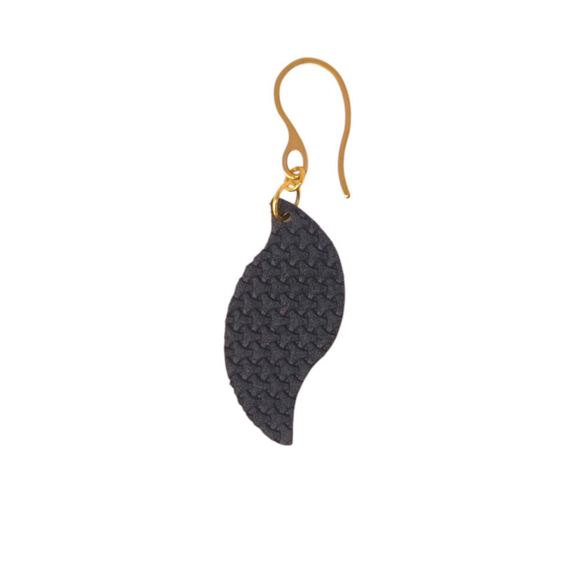 Boucle d'oreille forme feuille asymétrique en cuir teinté bleu nuit, texturage en tannerie, vue de face, suspendue à une boucle dorée, fond blanc