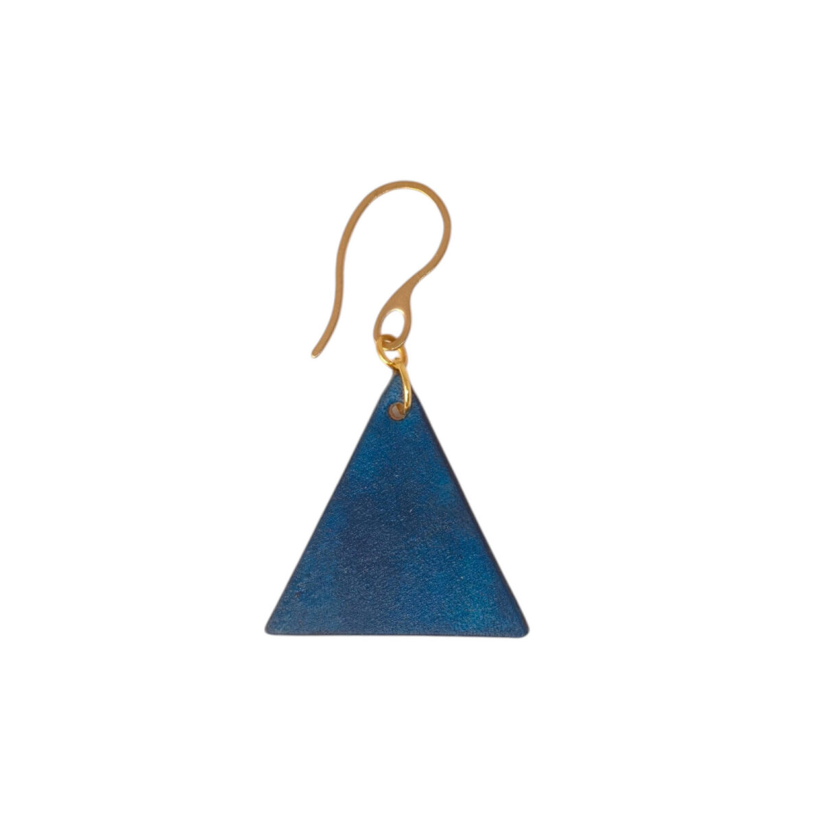 Boucle d'oreille forme triangulaire en cuir teinture bleue, finition lisse, vue de face, suspendue à une boucle dorée, fond blanc