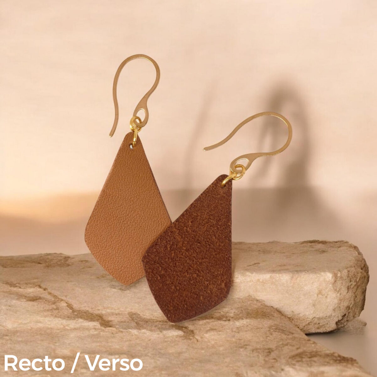 Boucles d'oreilles forme larme en cuir marron, finition léger grain, vues recto - verso se chevauchant, suspendues à des boucles dorées