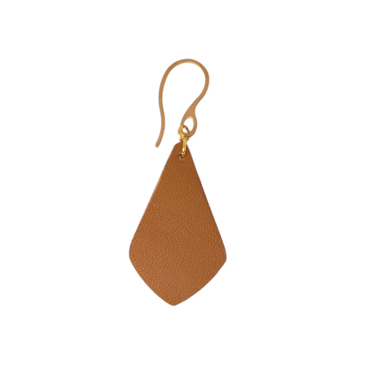 Boucle d'oreille forme larme en cuir marron, finition léger grain, vue de face, suspendue à une boucle dorée, fond blanc