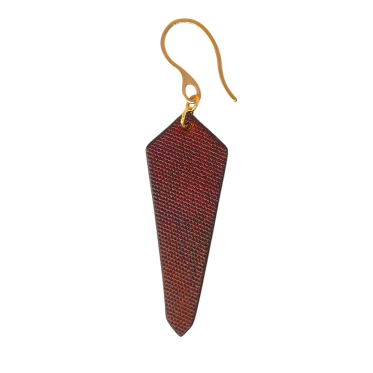 Boucle d'oreille cravate asymétrique en cuir teinté cognac, finition lime vieillie, vue de face, suspendue à une boucle dorée, fond blanc