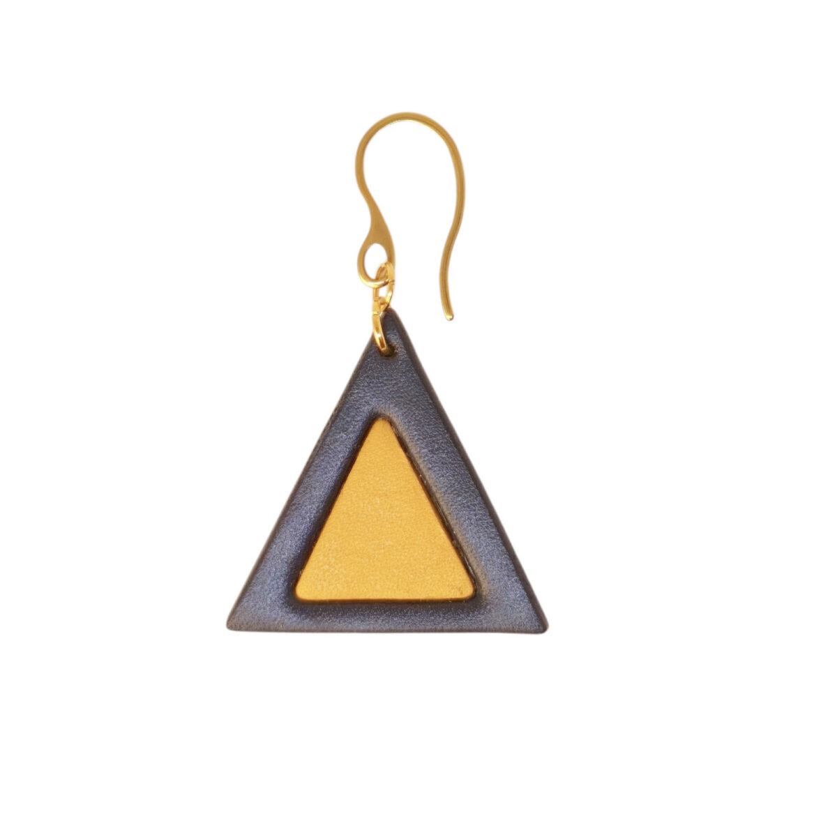 Boucle d'oreille forme triangulaire double asymétrique en cuir teinture noire et jaune, finition lisse, vue de face, suspendue à une boucle dorée, fond blanc