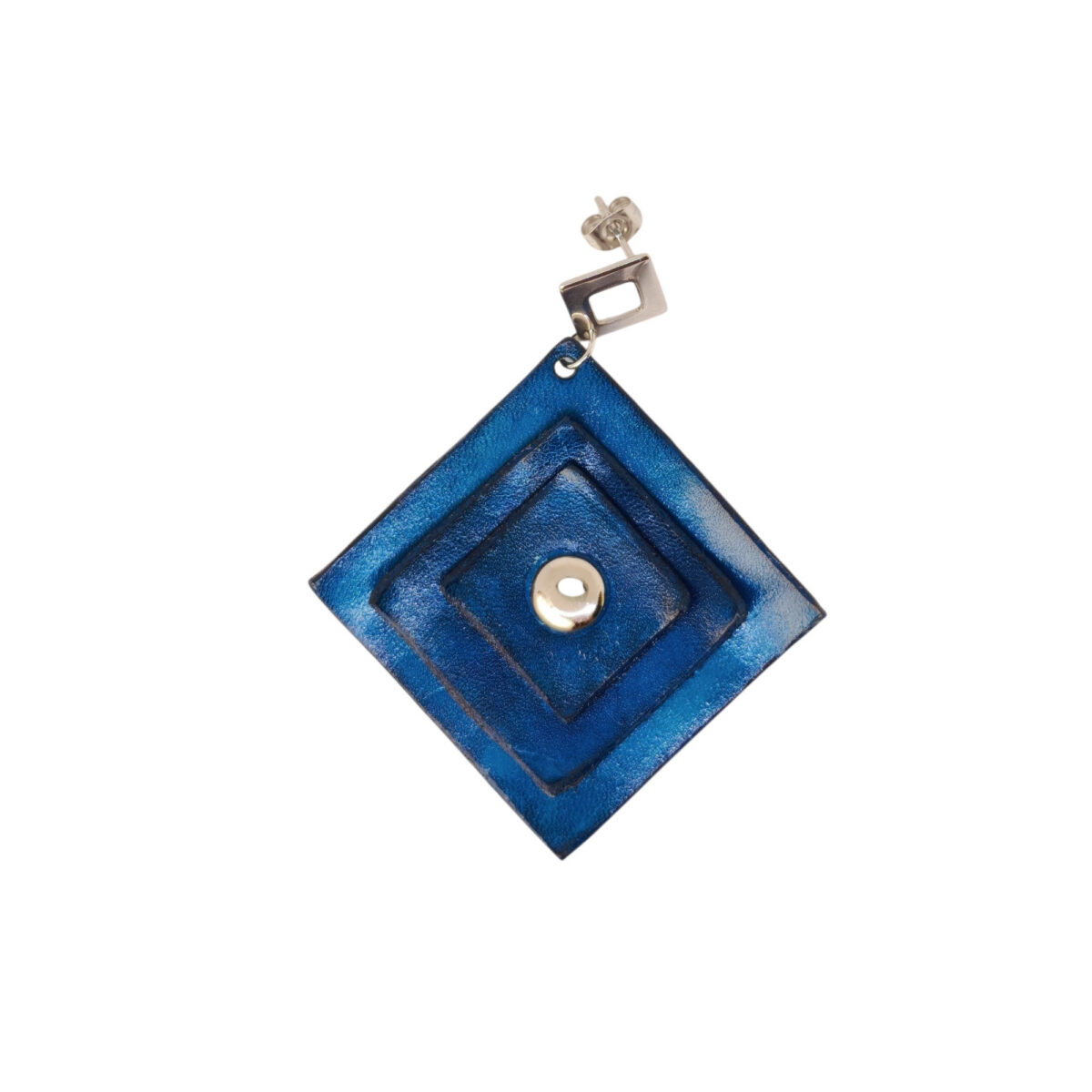 Boucle d'oreille carrée en cuir teinté bleu, triple épaisseur, vue de face, suspendue à une boucle argentée, fond blanc