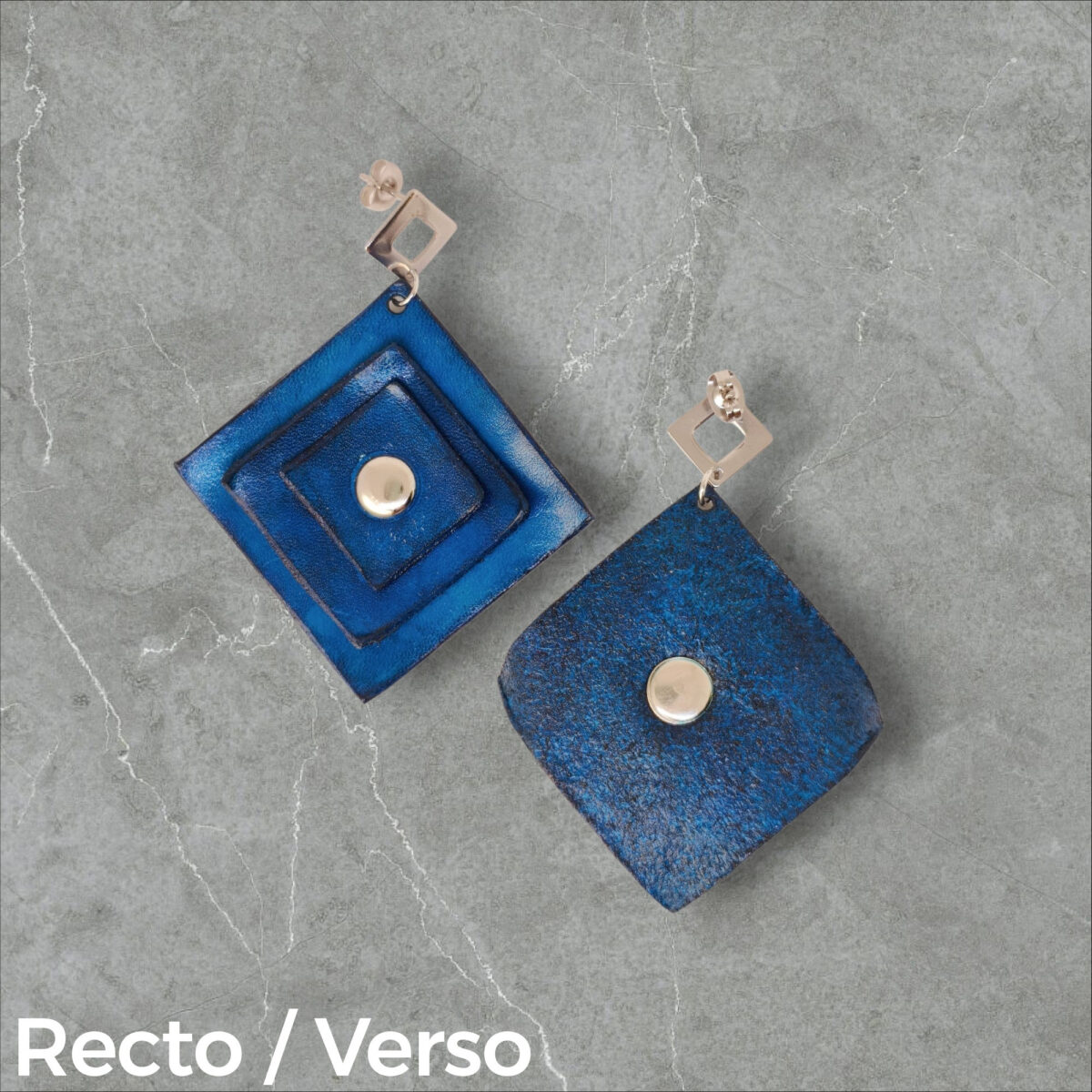 Boucles d'oreilles carrées en cuir teinté bleu, triple épaisseur, vues recto - verso, suspendues à des boucles argentées