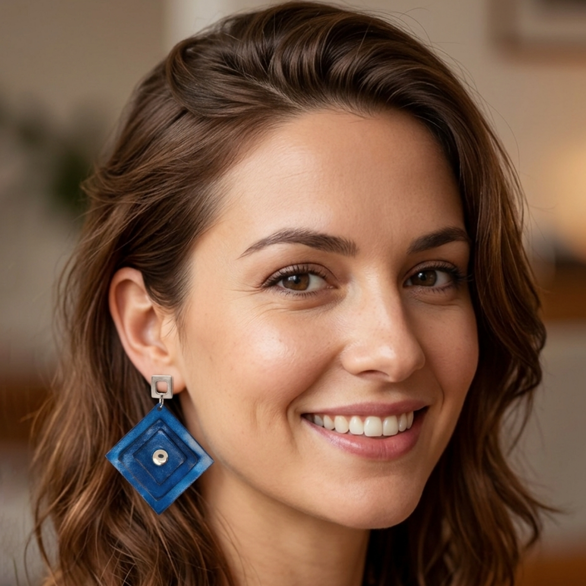 Boucles d'oreilles carrées en cuir teinté bleu, triple épaisseur, vues de face, suspendues à des boucles argentées sur un mannequin virtuel