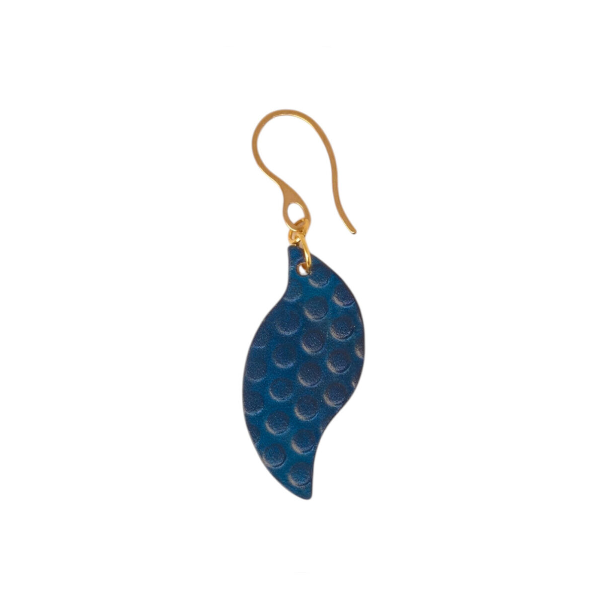 Boucle d'oreille forme feuille asymétrique en cuir teinté bleu, texturage ronds, vue de face, suspendue à une boucle dorée, fond blanc