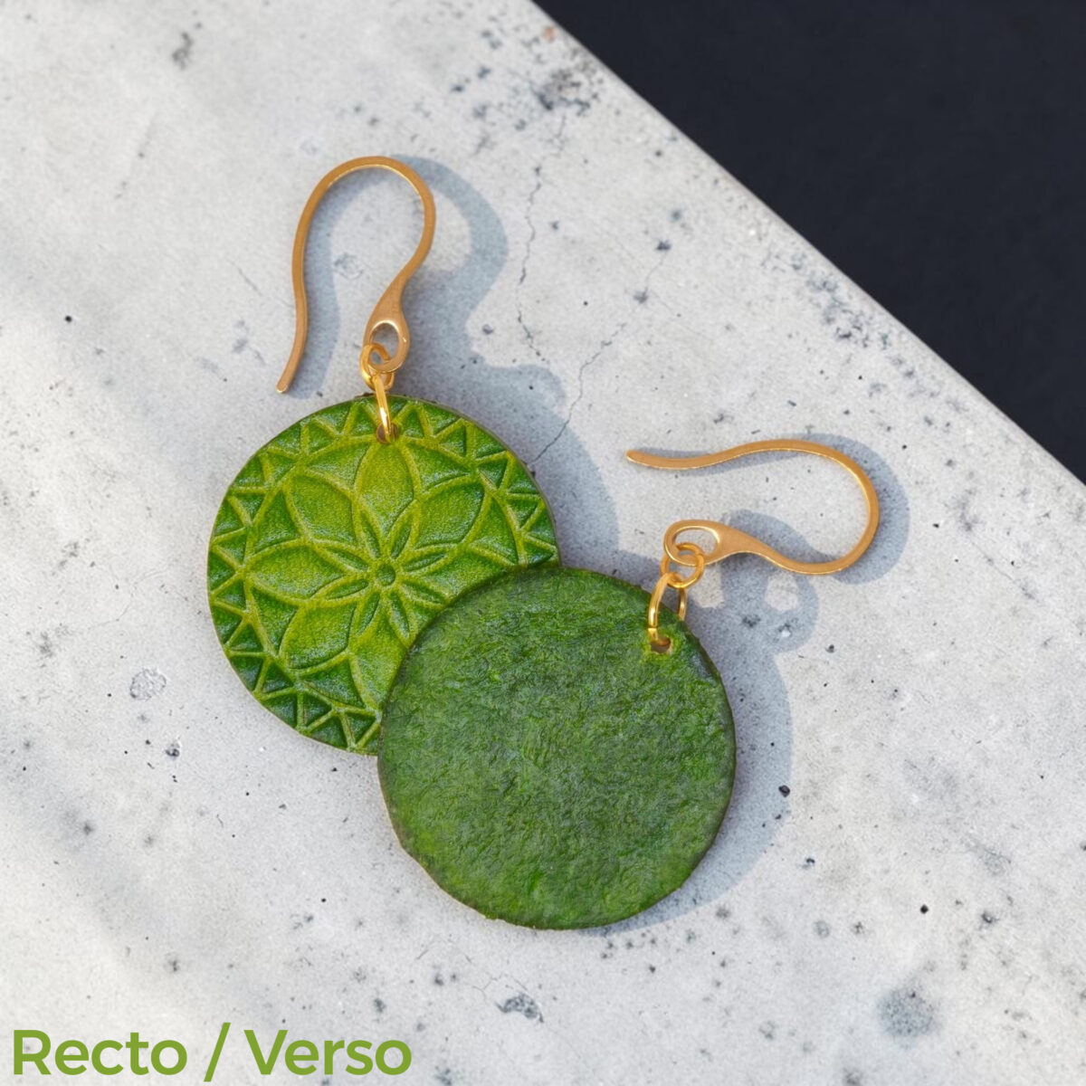 Boucles d'oreilles rondes en cuir teinté vert forêt, texturage fleur mandala, vues recto - verso se chevauchant, suspendues à des boucles dorées