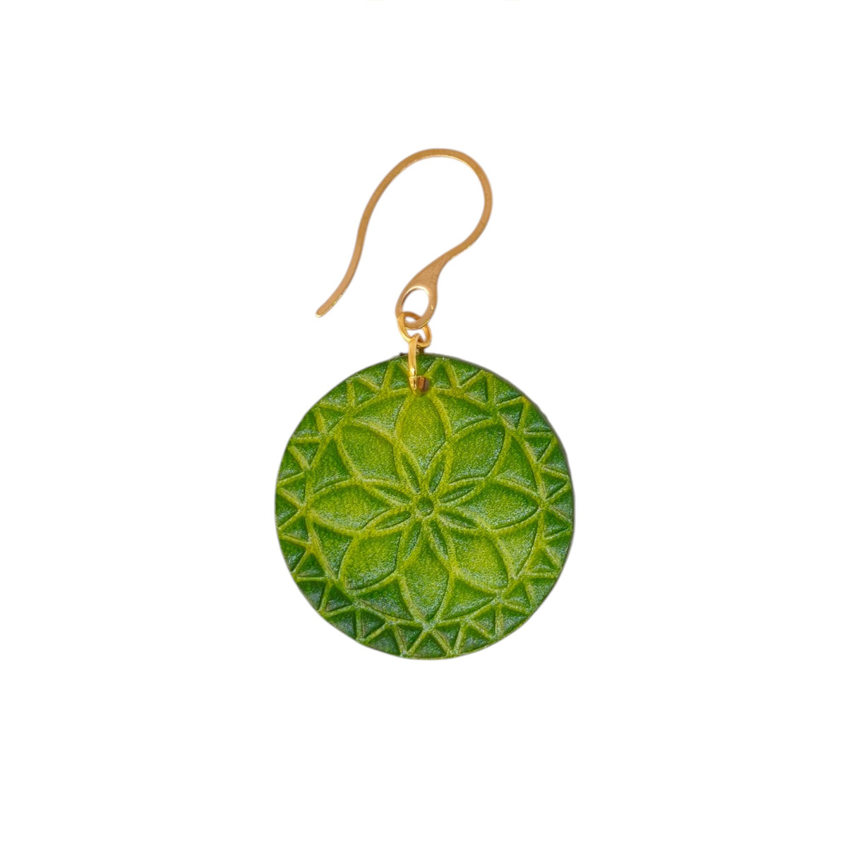 Boucle d'oreille rondes en cuir teinté vert forêt, texturage fleur mandala, vue de face, suspendue à une boucle dorée, fond blanc