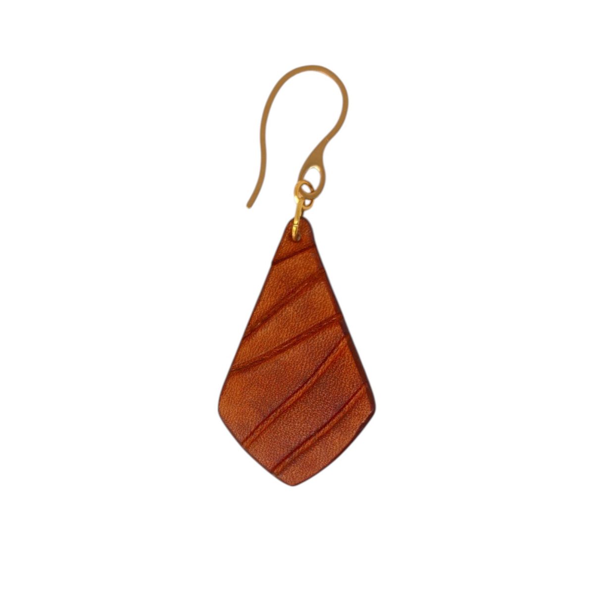 Boucle d'oreille en cuir teinté cognac, vue de face, suspendue à un crochet doré sur fond blanc