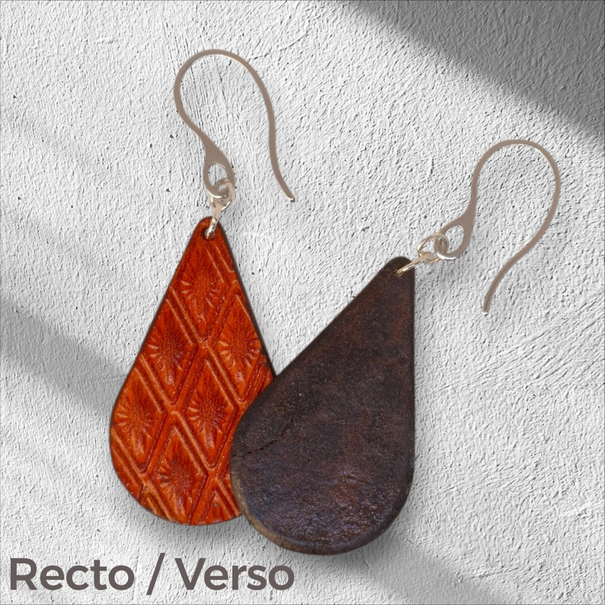 Boucles d'oreilles forme goutte d'eau en cuir teinture cognac, estampages au matoir losange, vues recto - verso se chevauchant, suspendues à des boucles argentées