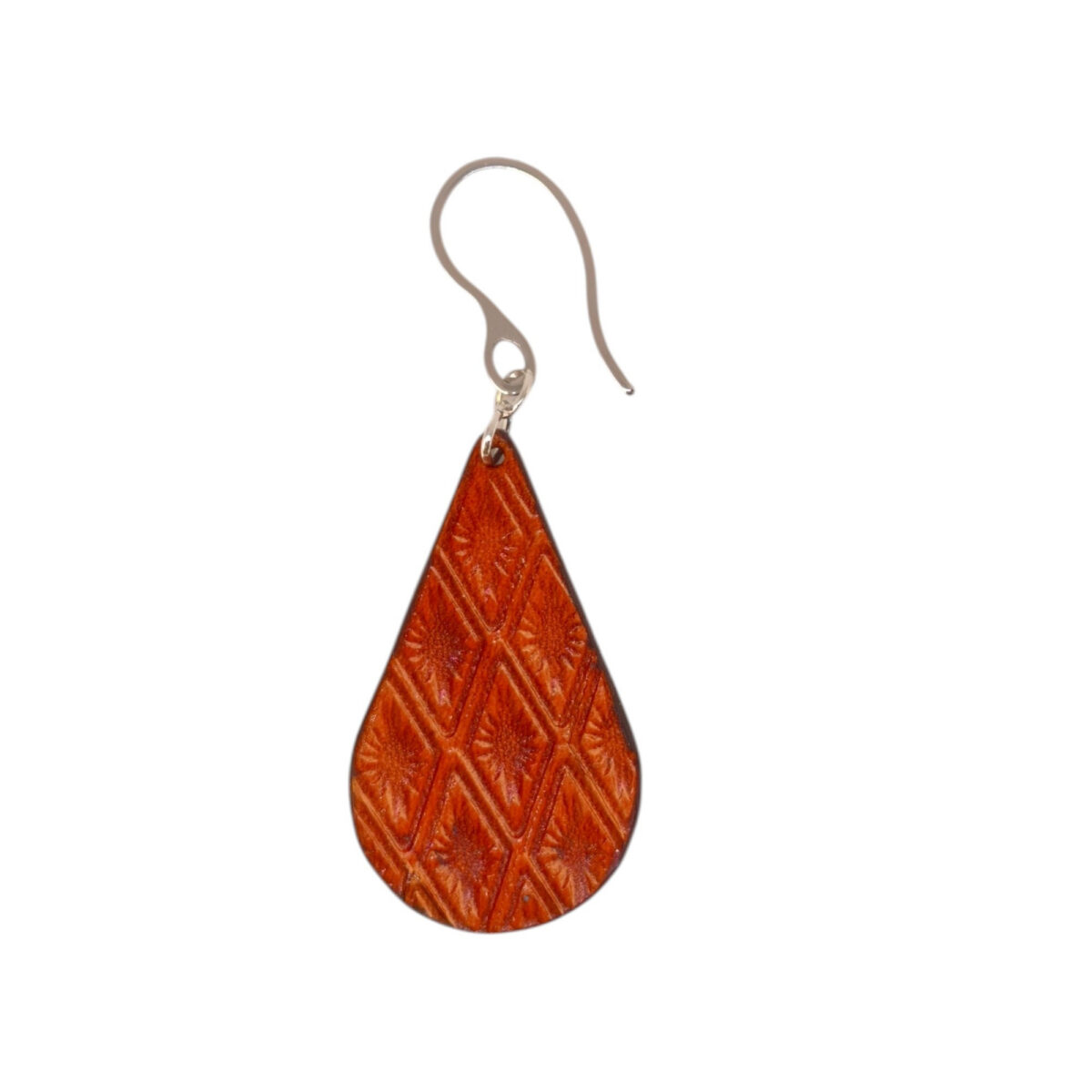 Boucle d'oreille forme goutte d'eau en cuir teinture cognac, estampage au matoir losange, vue de face, suspendue à une boucle argentée, fond blanc
