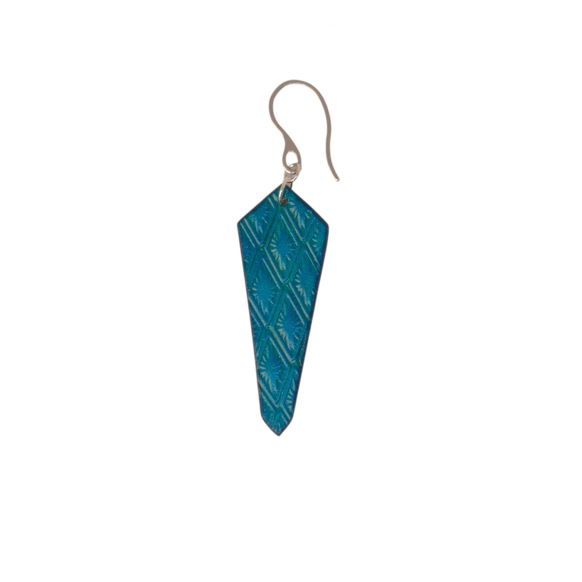 Boucle d'oreille cravate asymétrique en cuir teinté bleu, estampage au matoir, vue de face, suspendue à une boucle argentée, fond blanc